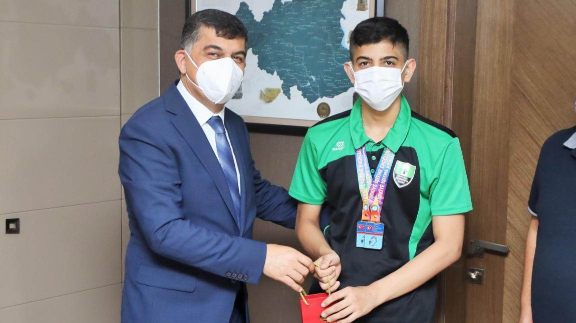 Öğrencimiz Mehmet Bulut, Türkiye İşitme Engelliler Yüzme Şampiyonası'nda, 3 Altın Madalya Kazandı